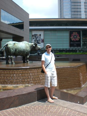 Das obligatorische 'Ich war da' Foto vor der Börse in Hong Kong